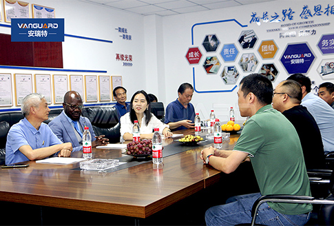 马里国会议员DIAKITE MOUNTAGA、德国中华商会会长谷龙一行莅临安瑞特机械考察洽谈项目