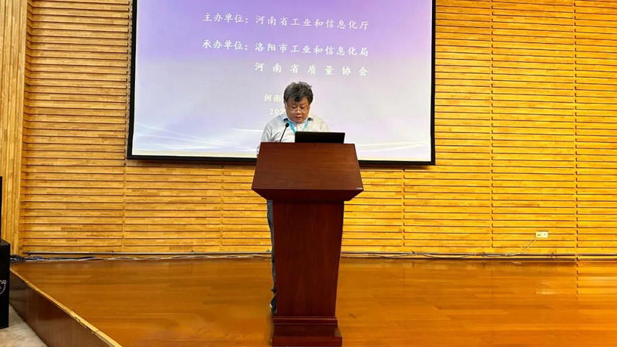 王冰主持开幕式和专题讲座 王冰主持开幕式和专题讲座